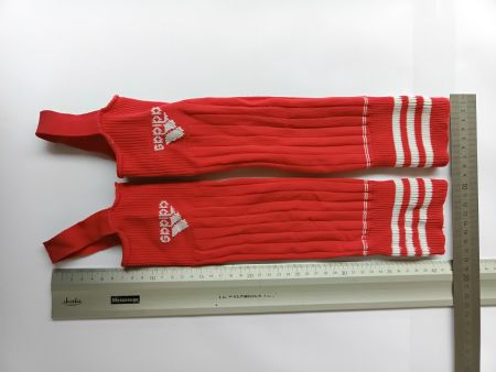 Rote Adidas Stulpen