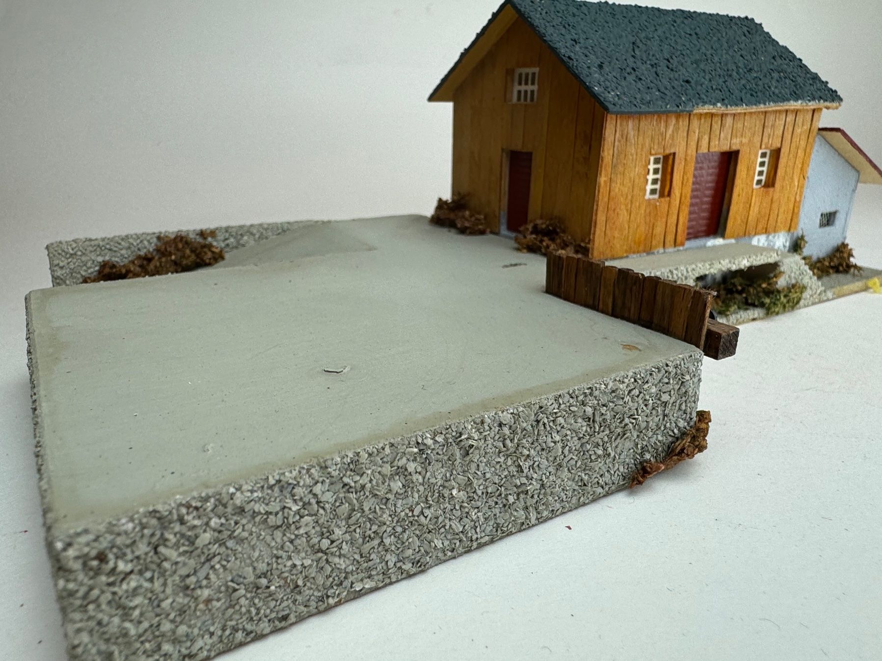 Modelleisenbahnen: Faller Güterschuppen mit  Rampe Nr. 158 Fertigmodell – Gebraucht aus Elm von Wikmtz