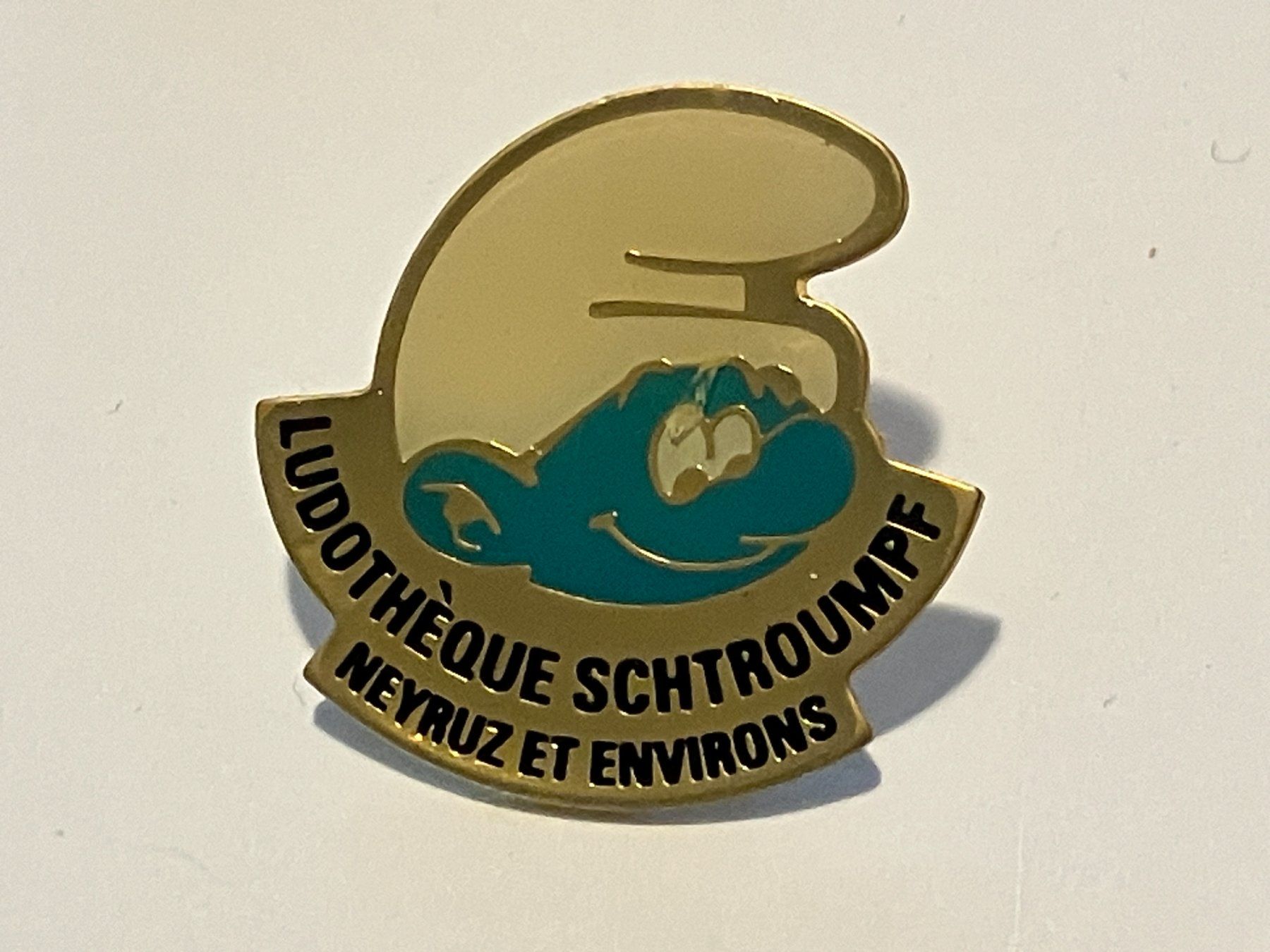 Placchette & Badge: 1 Pin Ludotheque Schtroumpf Neyruz – Usato da Basel venduto da djwwpp
