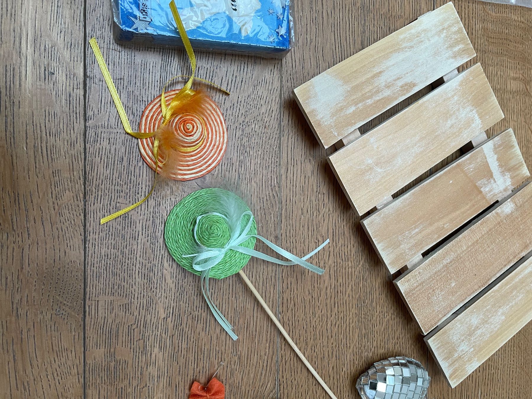 Kit bricolage: Bastelutensilien Steg, Federn, Hut – Usato da Bassersdorf venduto da Sandy456 3