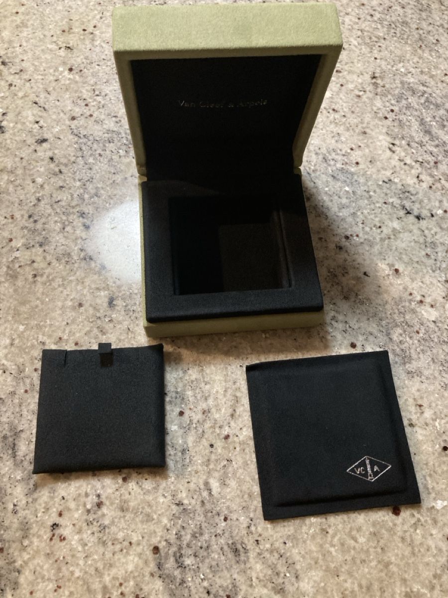 Schmuckkästen: Van Cleef & Arpels Jewelry Box - Original - Small – Neu (gemäss Beschreibung) aus Genève von arisol 1