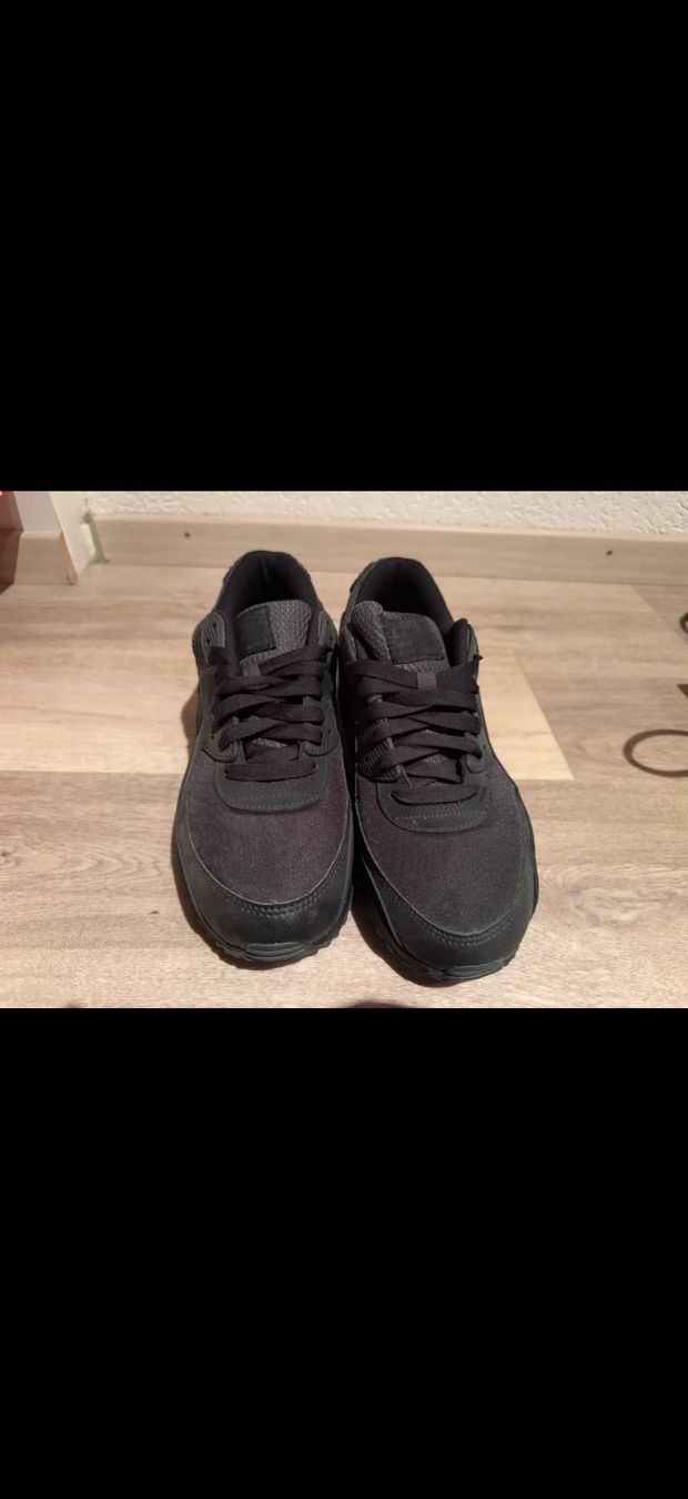 Nike Chaussures hommes: Air Max 90 neuwertig – D'occasion à Urtenen-Schönbühl par deadsilence1992. 1