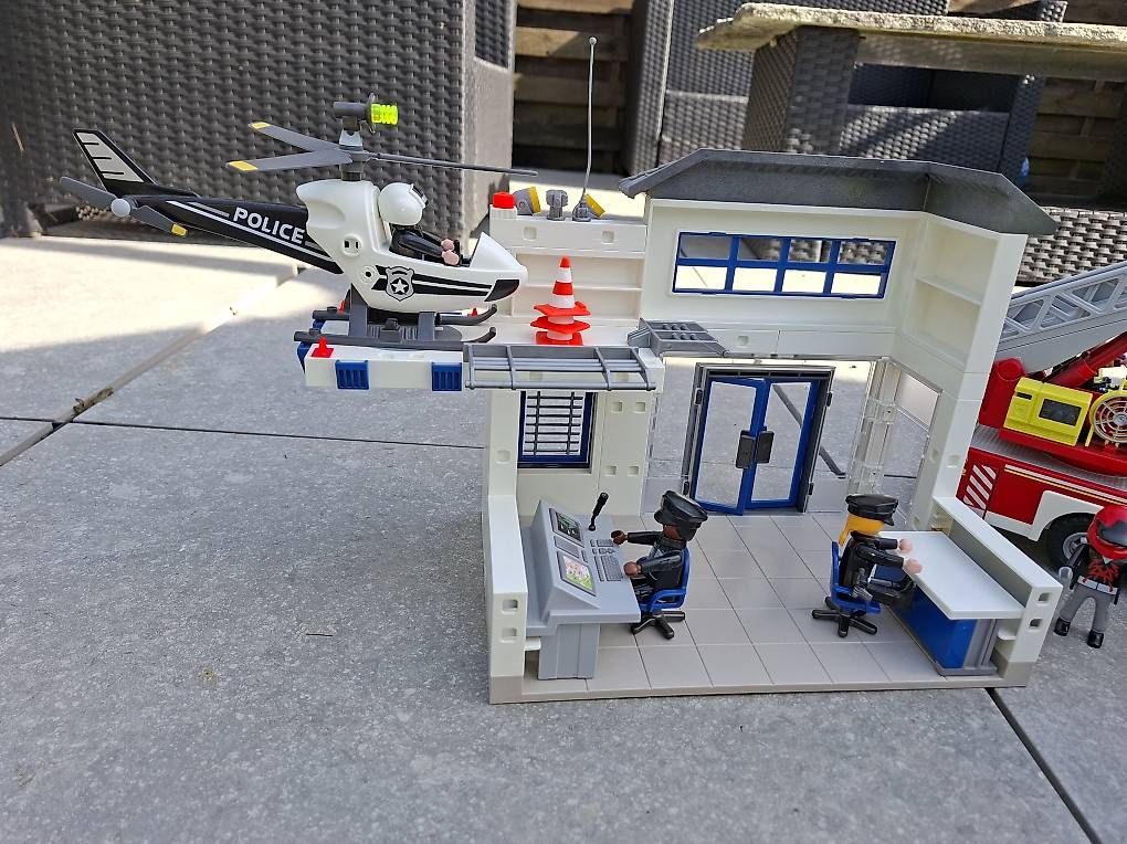 Giocattoli: Playmobil Polizeistation mit Feuerwehrauto – Usato da Landquart venduto da rofo29 2