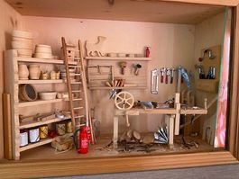 Schaukasten mit Miniatur-Schreinerwerkstatt 1:12