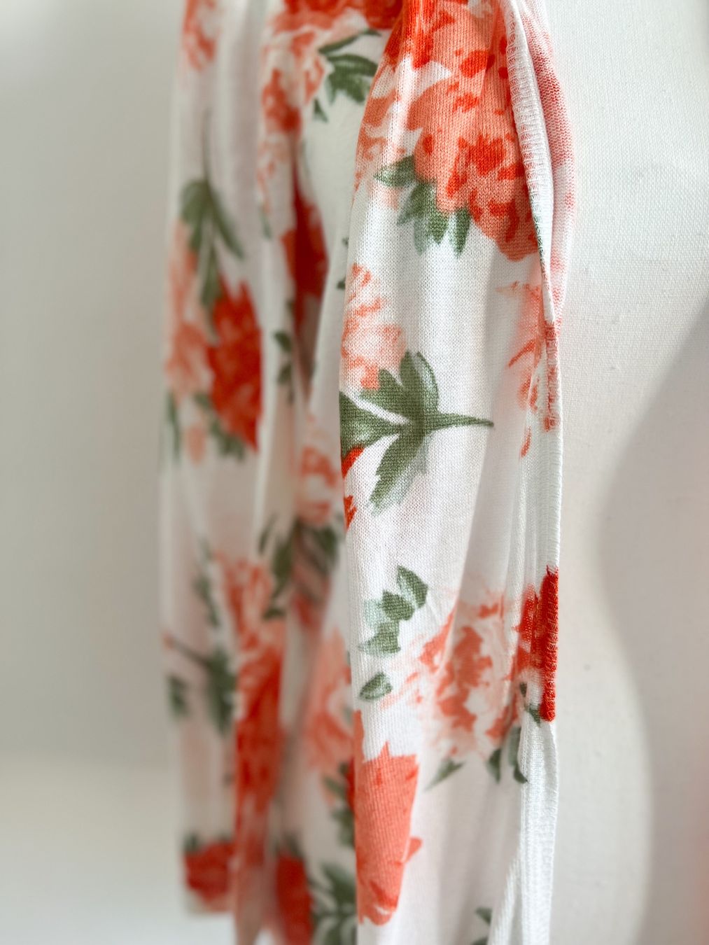 Top: Jacquette fleurie été-printemps – Usato da Lausanne venduto da Greenbyaudrey 1