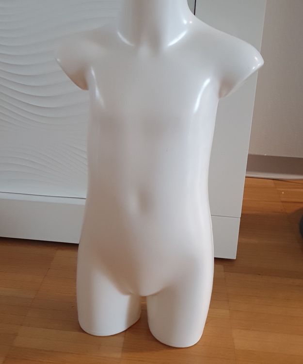 KNU6-S Sitzende Kinder Schaufensterpuppe