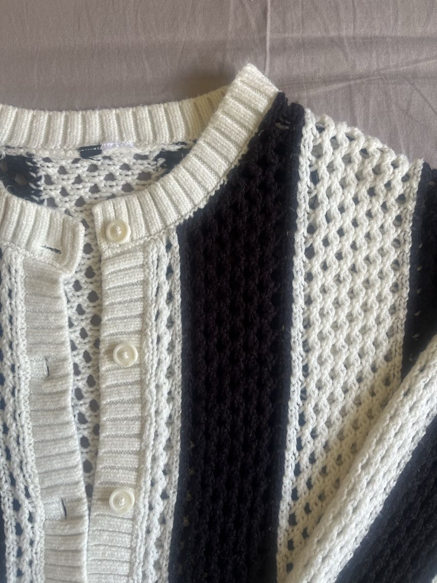 H&M Giacche: Gestrickter Cardigan, Schwarz-Weiss gestreift – Usato da Luzern venduto da janine_l 1