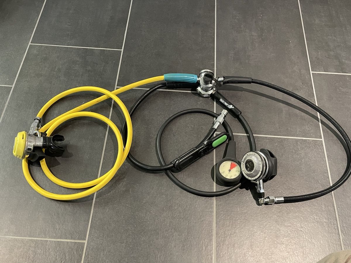 Mares Détendeurs & Vestes: Mares Ruby/Abyss Atemregler-Set mit Octopus und Messer – D'occasion à Böckten par Dive-green
