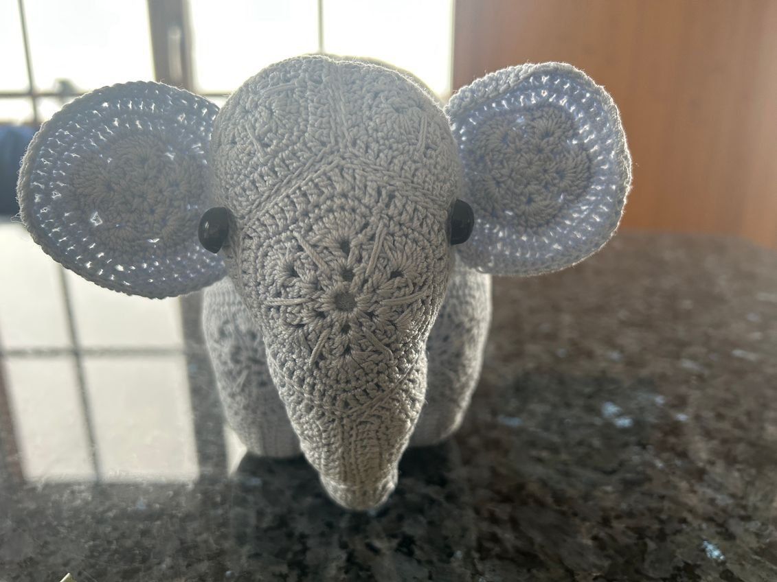 Spielzeuge: Häkeltier Elefant African Flower Technik -Handarbeit- – Neu (gemäss Beschreibung) aus Beatenberg von nonnkari 2