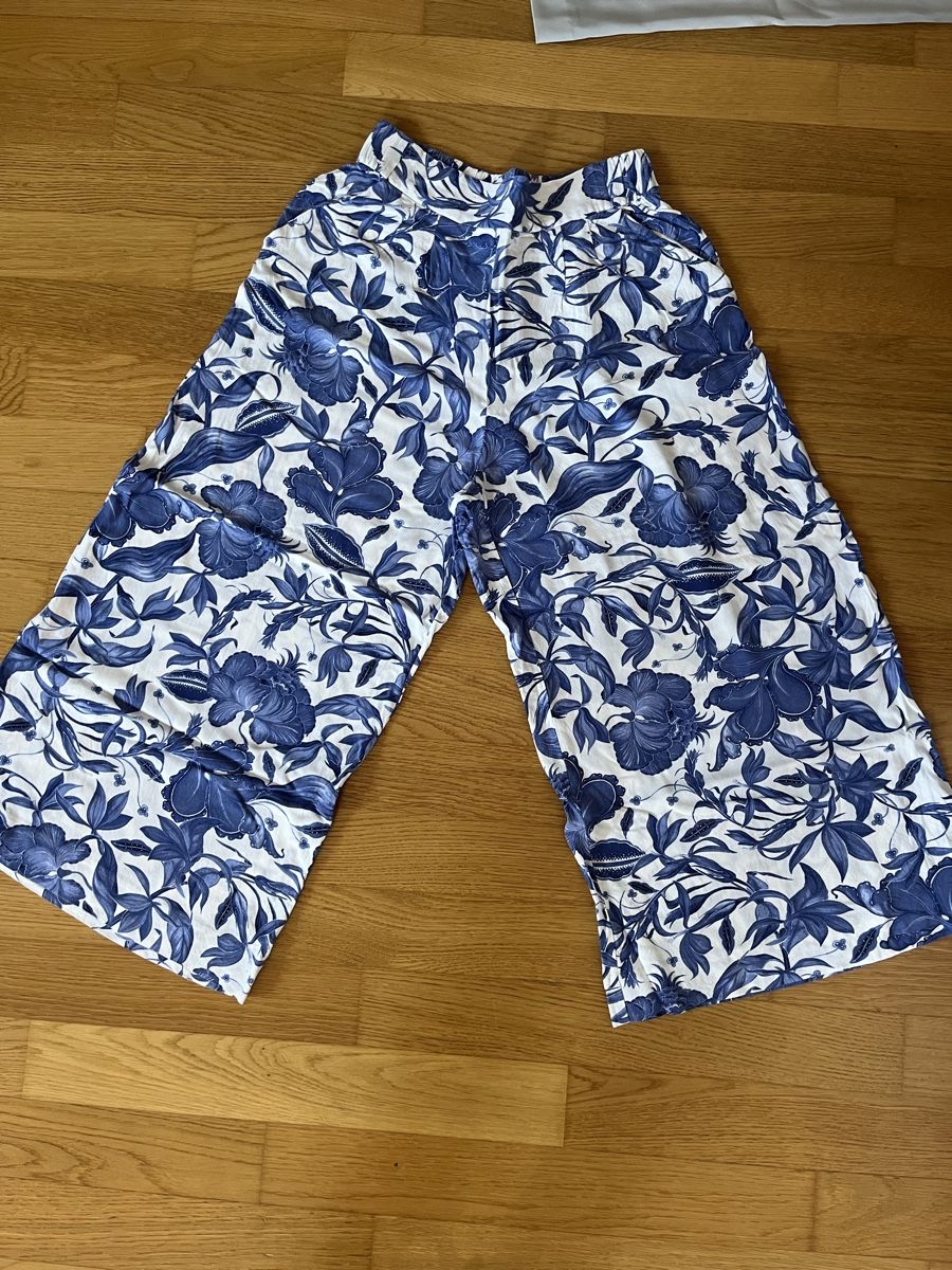 H&M Pantaloni: H&M Stoffhose Blumenmuster – Usato da Stadel venduto da Comporta