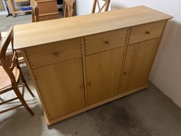 Massive Kommode aus Holz mit drei Schubladen und Türen hell