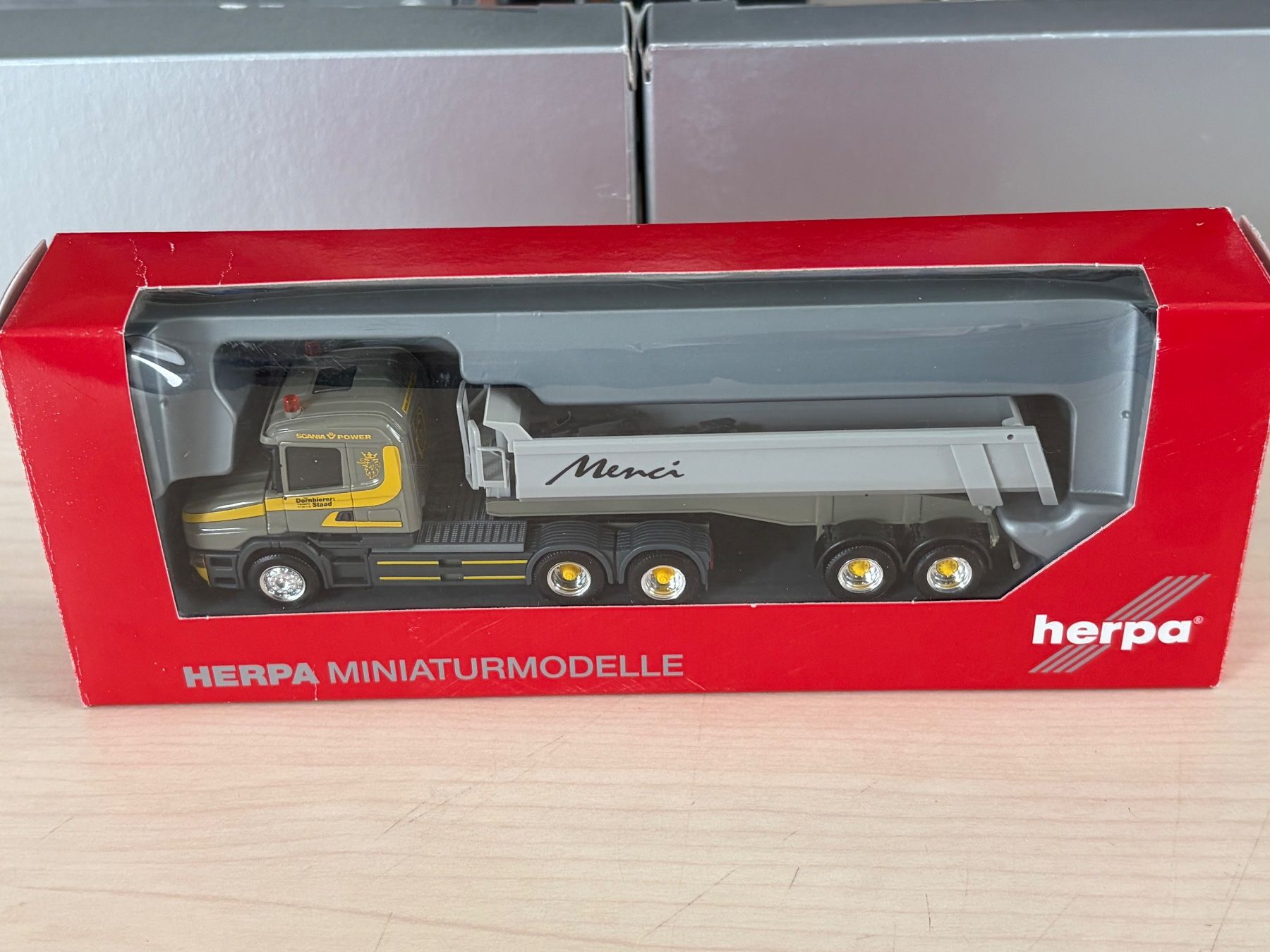 Herpa Modellini d'auto: Scania T Hauber Dornbierer – Nuovo e nell'imballaggio originale da Felben-Wellhausen venduto da Mobil01 2