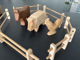 Bauernhoftiere und Zäune aus Holz