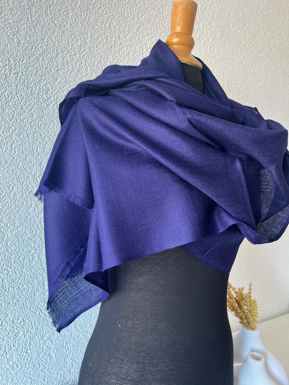 Foulard & Sciarpe: Châle  en cachemire – Violet profond – Nuovo e nell'imballaggio originale da La Chaux-de-Fonds venduto da Luxary.25cachmirepro 7