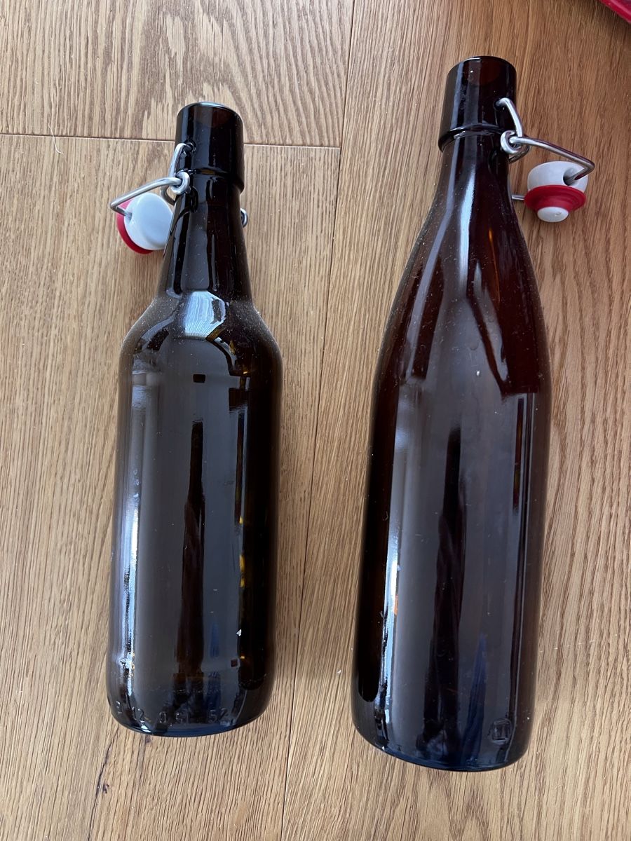 Gläser, Krüge & Flaschen: Harasse mit Bierflaschen mit Bügel – Gebraucht aus Rupperswil von Marscu 1