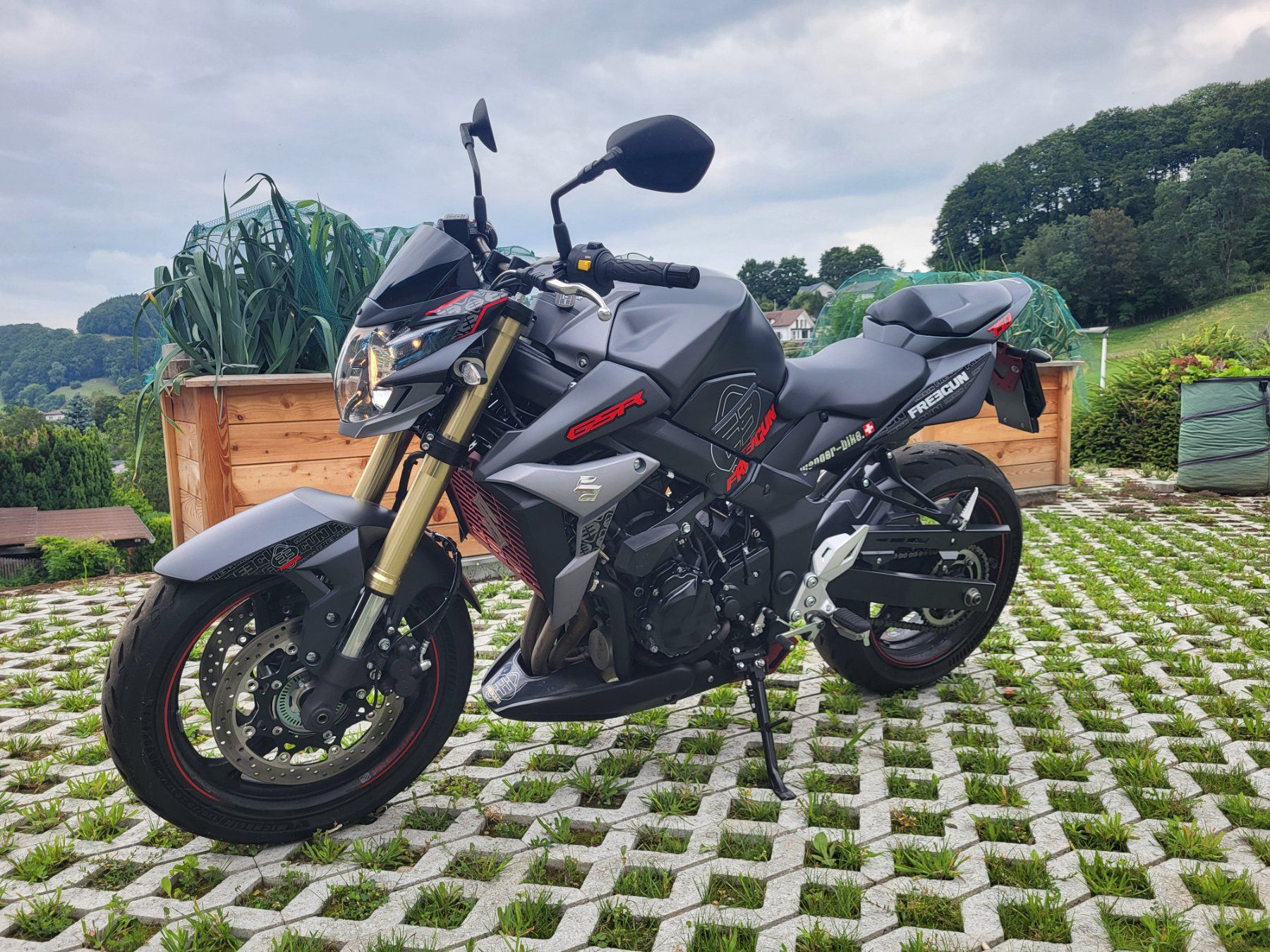 Suzuki Strada: Suzuki GSR 750 Freegun – Usato da Plasselb venduto da dan_qg7h