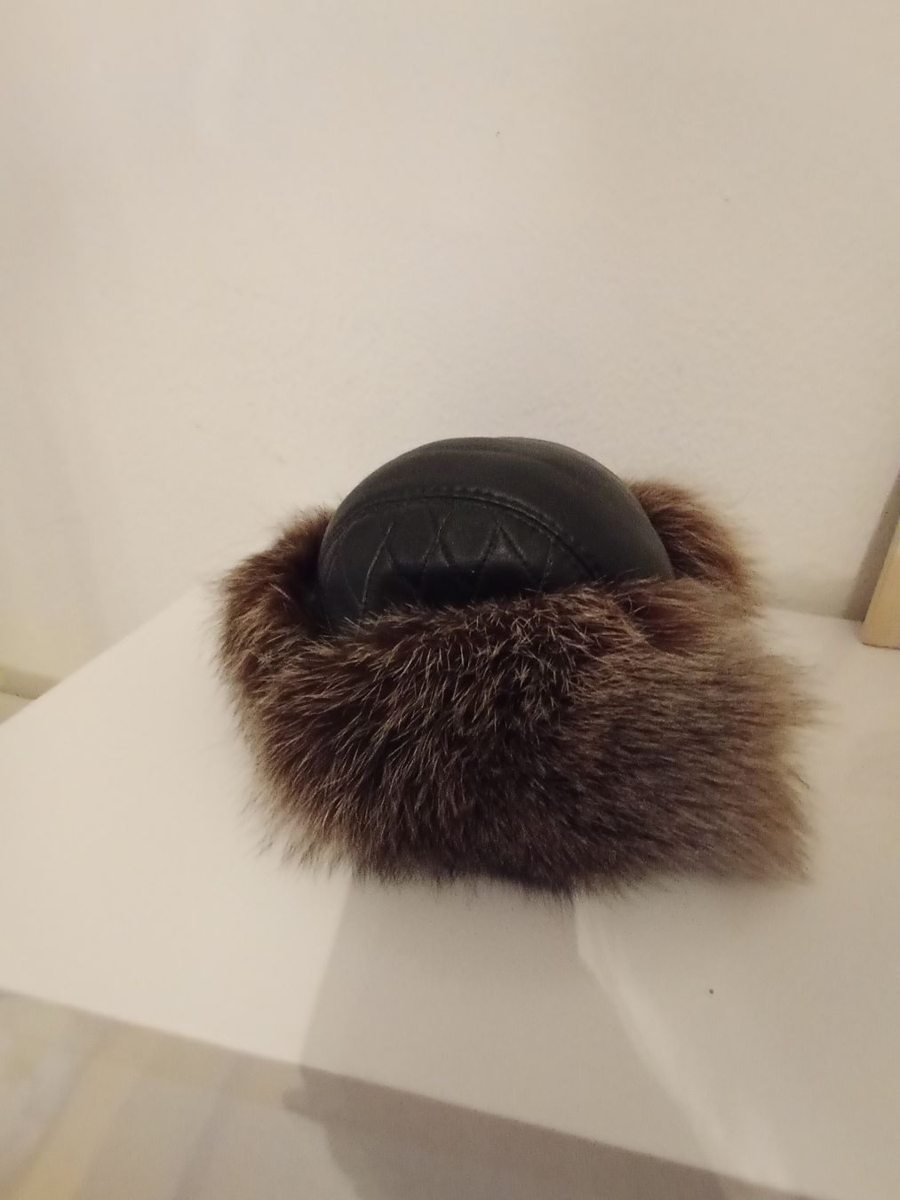 Hüte, Mützen & Caps: Bonnet en fourrure et cuire. – Neu (gemäss Beschreibung) aus Fribourg von mal_8zjh 2