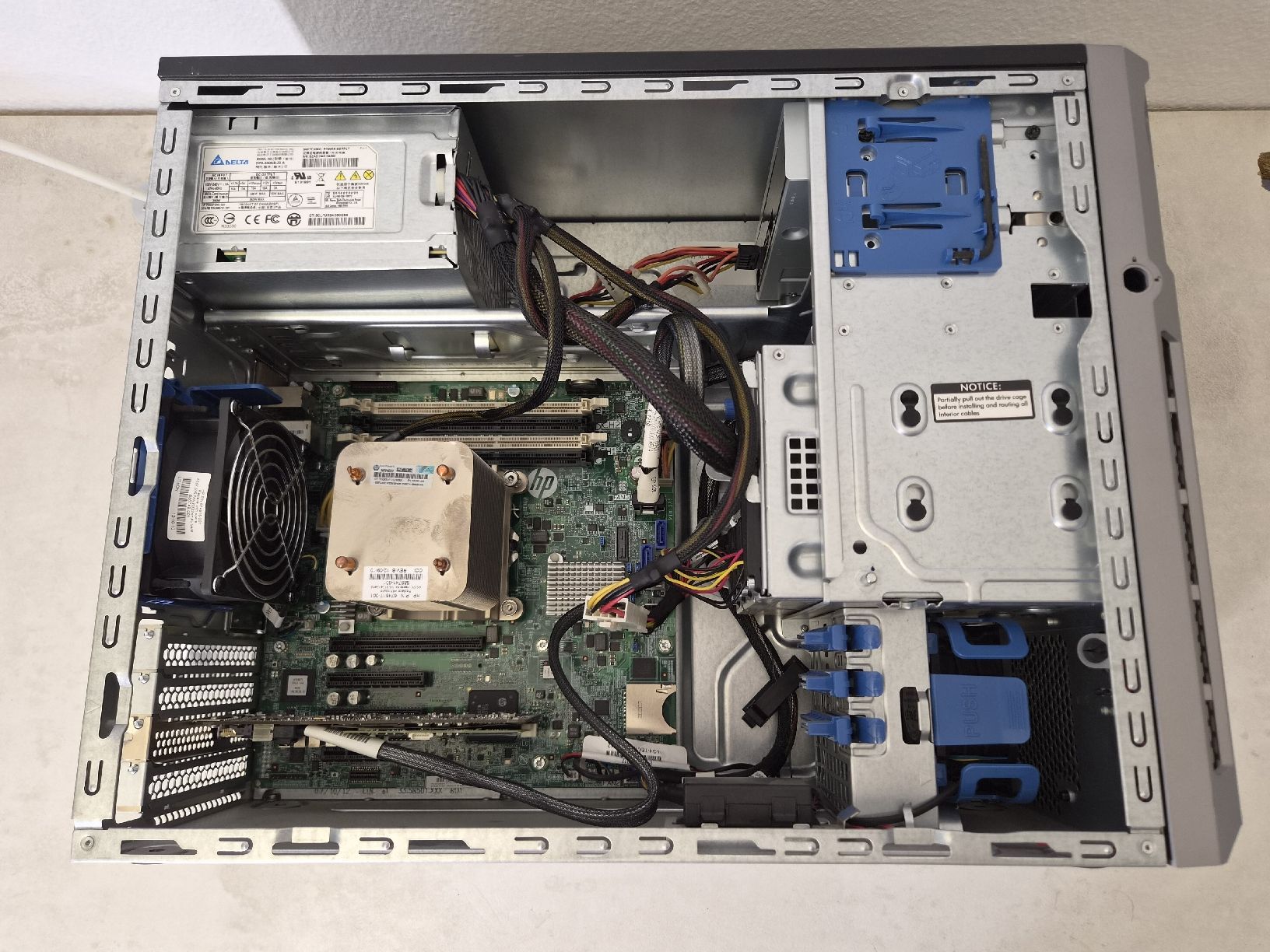 Hewlett Packard Server: HP ProLiant ML310e Gen8 v2 Server, Intel Xeon  – Gebraucht aus SCHAFFHAUSEN von Atami99