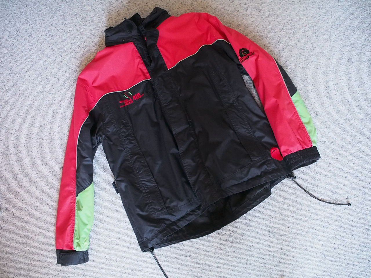 Billets: heitere Regenjacke mit Kapuze – D'occasion à Zofingen par sosalinos01
