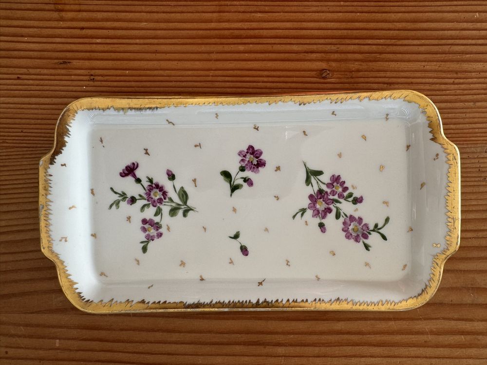 Plateaux: Antike Porzellanablage mit Goldrand und Blumen Dekor – D'occasion à Lanzenhäusern par Galaa