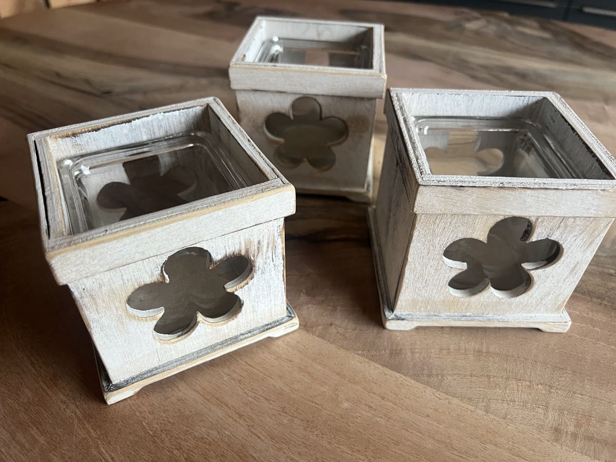 Tutte le decorazioni: 3 Windlichter Holz mit Blume weiss Shabby Chic – Usato da Derendingen venduto da Laubfleckerli 1