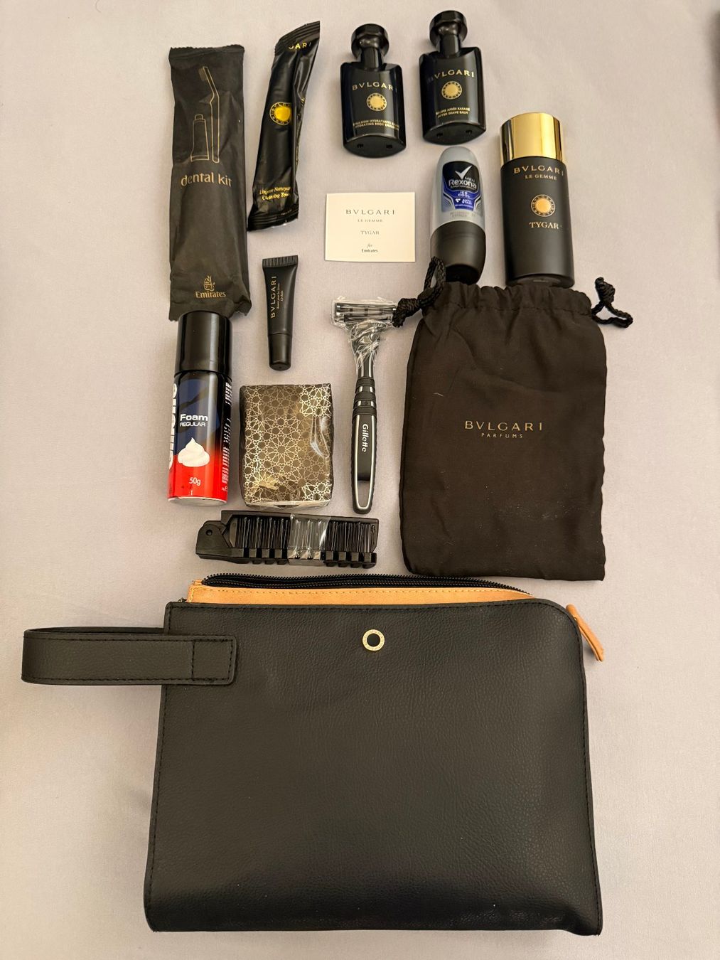 Custodie per cosmetici: Emirates First Class BVLGARI Tygar Amenity Kit flach – Nuovo (secondo la descrizione) da Oetwil am See venduto da Marc1308
