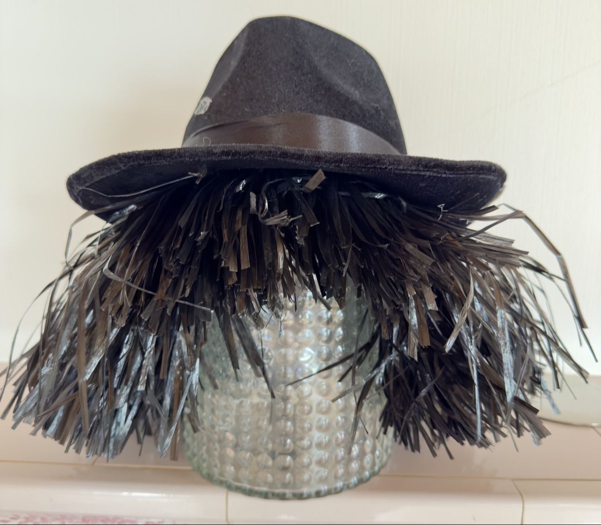 Copricapi, berretti & cappellini: Fasnacht Hut Schwarz mit Haare – Usato da Haegendorf venduto da Chruege