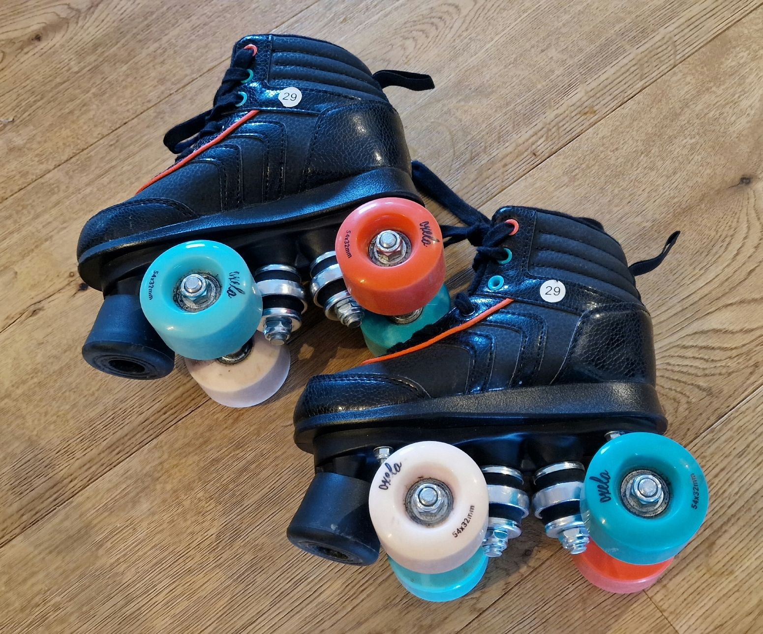 Decathlon Pattini in linea & Pattini a rotelle: Black Roller Skates Size 29 With Colorful Wheels – Usato da Emmenbrücke venduto da Nadmorebiti 1