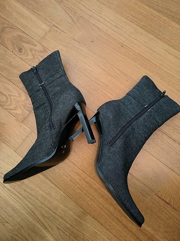 Scarpe da donna: Bottines en jeans noir – Usato da Nyon venduto da Ariady 1
