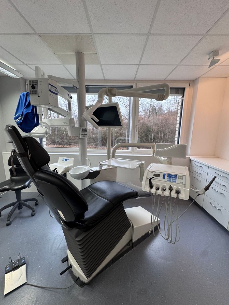 Dentsply Sirona Attrezzature mediche: Behandlungsstühle Zahnarztpraxis – Usato da Adligenswil venduto da cami9219 2