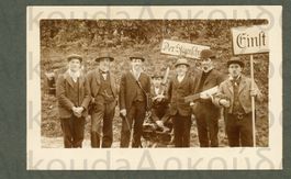 AK sw  Störschneider BE junge Berufsleute posieren ≈ 1920