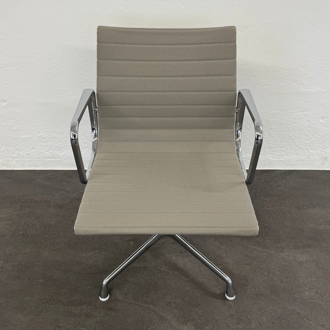 Sedie: Vitra Eames Alu Chair EA108 Hopsak – Usato da Schönenwerd venduto da mcofficeshop