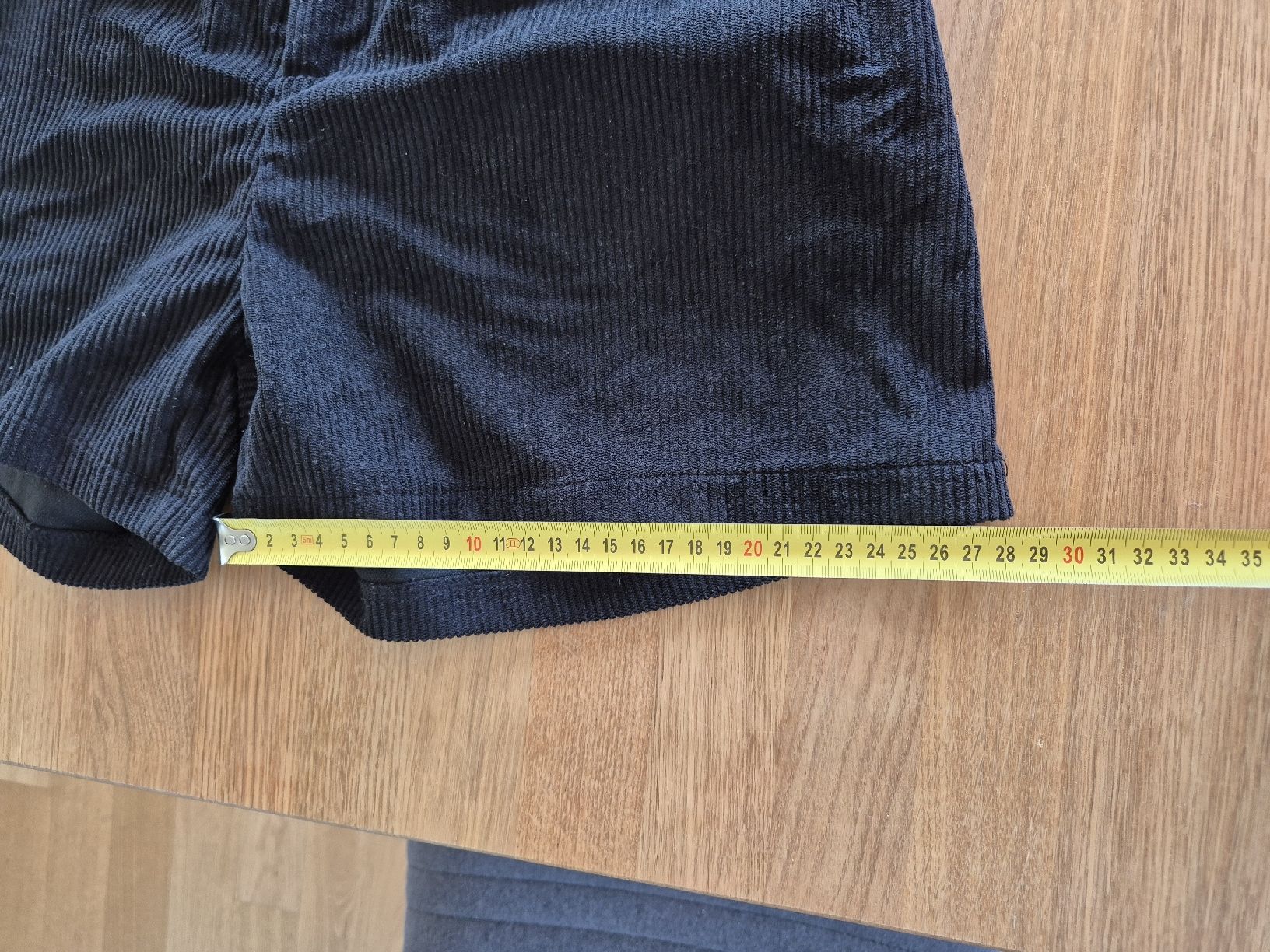 Pantaloni: Schöne Cord Shorts – Usato da Bern venduto da miruslav 3