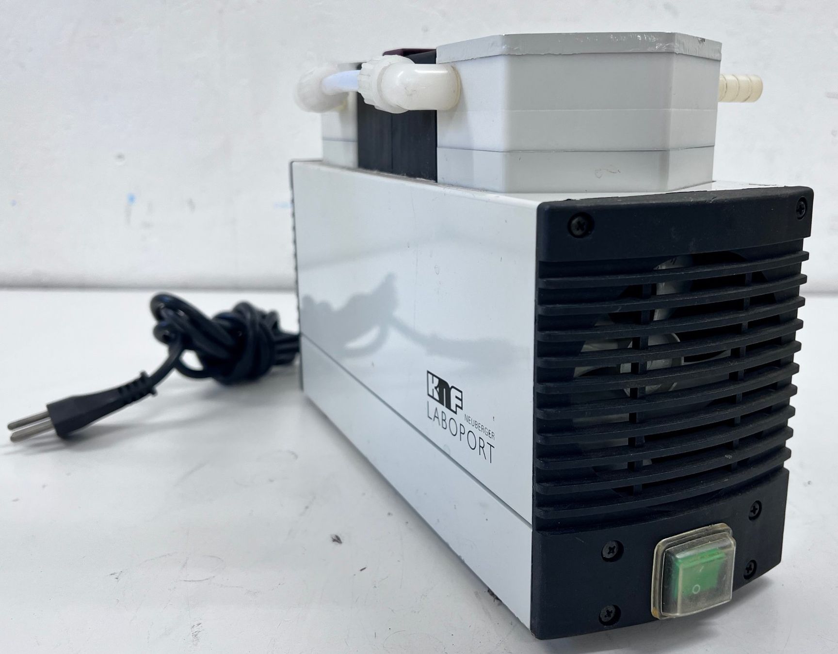 Accessori da laboratorio: KNF Membranvakuumpumpe N810.3FT.18 – Usato da Niederdorf venduto da LeptonAG_Labor