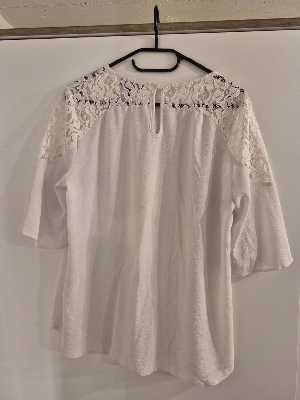 Camicette: Atmosphere Bluse, weiss mit Spitze, Grösse 42 – Usato da La Neuveville venduto da Vestiaire_2011 1