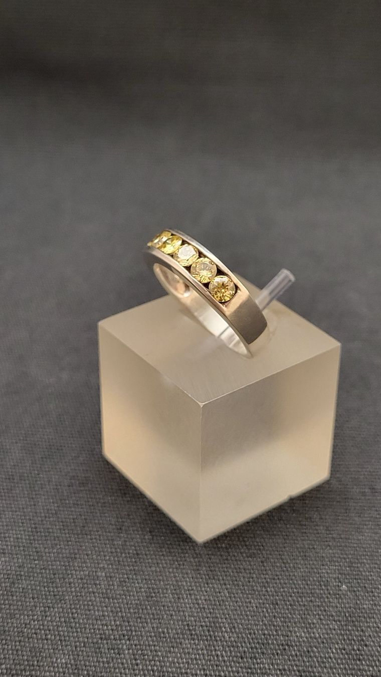 Bagues: Silberring mit gelben Steinchen – D'occasion à Basel par spinne02 6