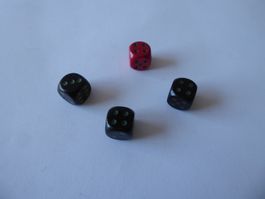 4 Holz Würfel, 3 x Schwarz, 1 x Rot, je 13 x 13 x 13mm
