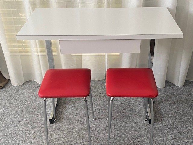 Set de table et chaises: Küchentisch mit 2 Hocker – D'occasion à Pfaffhausen par stepober 3