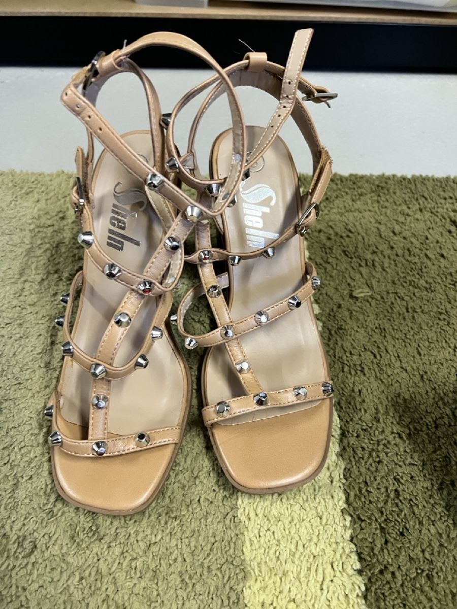 Damenschuhe: Sandale mit Nieten Beige Damengrösse 39 – Gebraucht aus Diegten von kip_wg9z