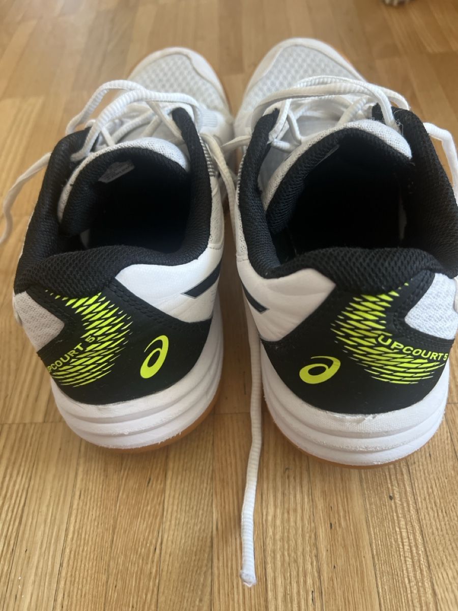Asics Chaussures hommes: Asics Turnschuhe Grösse 42 – D'occasion à Lauerz par Zauberwald87 2