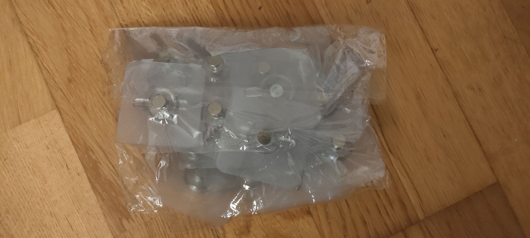 Eisenwaren: Bilderhacken zum aufkleben, neu – Neu und originalverpackt aus Mönchaltorf von Icelandichorse