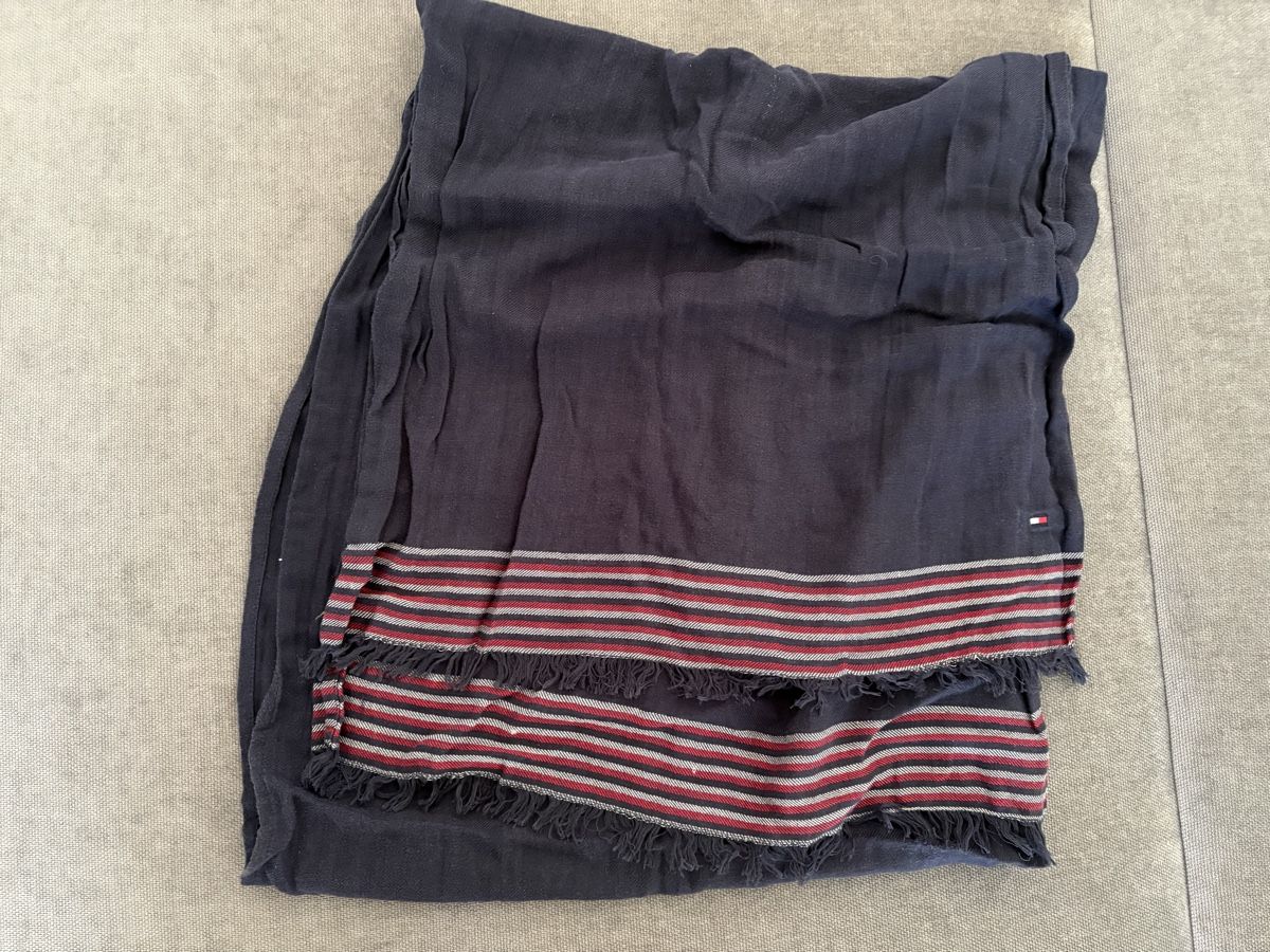 Tommy Hilfiger Echarpes: Tommy Hilfiger Schal, dunkelblau – D'occasion à Wimmis par rimnakit