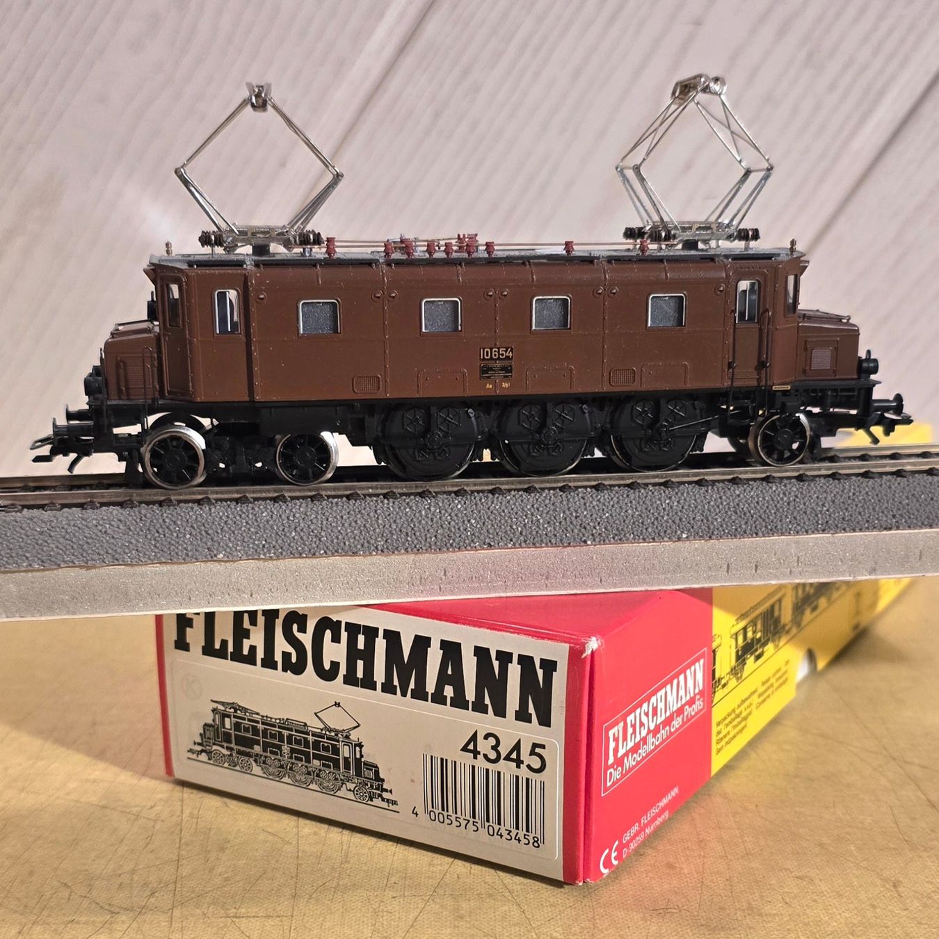 Fleischmann Modelleisenbahnen: FLEISCHMANN - 4345 - SBB - Ae 3/6' - 10654 - braun - digital – Neu (gemäss Beschreibung) aus Biel/Bienne von Fischhene