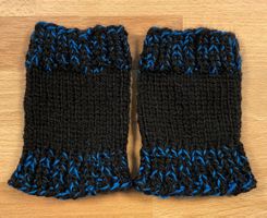 Pulswärmer 👐- Schwarz mit buntem Bund - handgestrickt - NEU