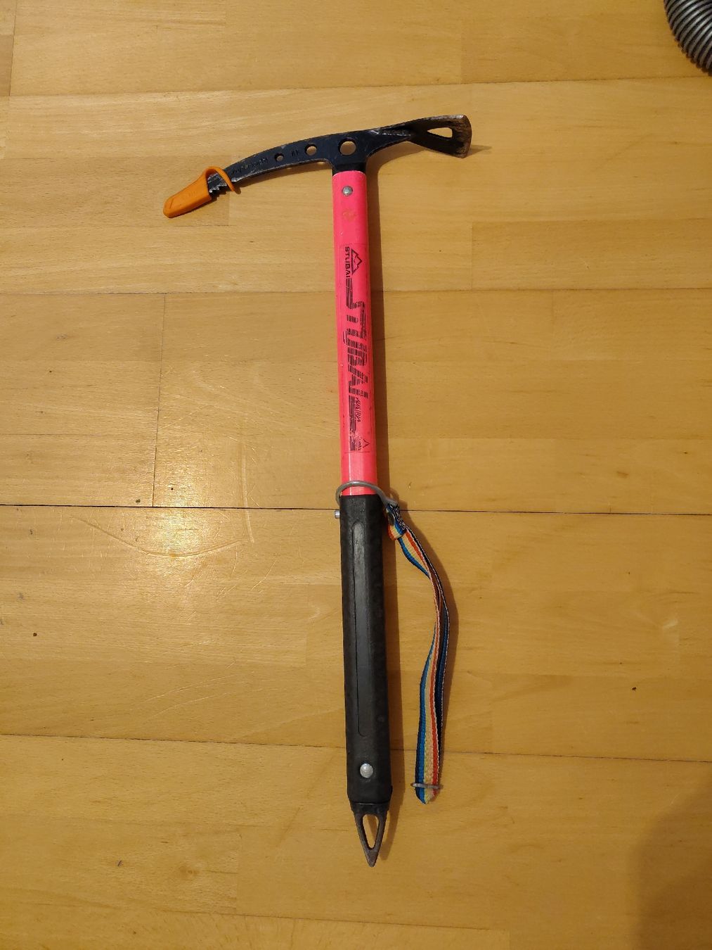 Attrezzatura da arrampicata: Eispickel Stubai pink schwarz mit Schlaufe – Usato da Affoltern am Albis venduto da clifflburton