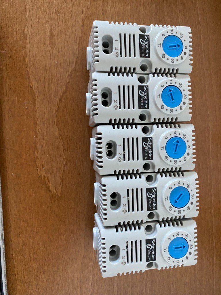 Componenti elettronici: Thermostat Schneider Electric – Nuovo (secondo la descrizione) da Marly venduto da Roger1700