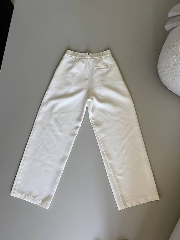 Pantaloni: White pants  – Usato da Genève venduto da eka_c9sf 2