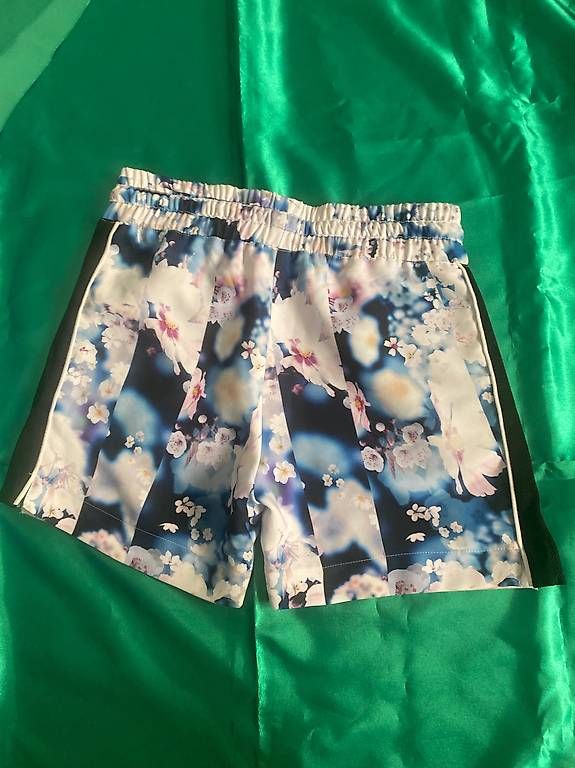 Pantaloni: Calvin Klein Short – Usato da St. Gallen venduto da Konstanza 1