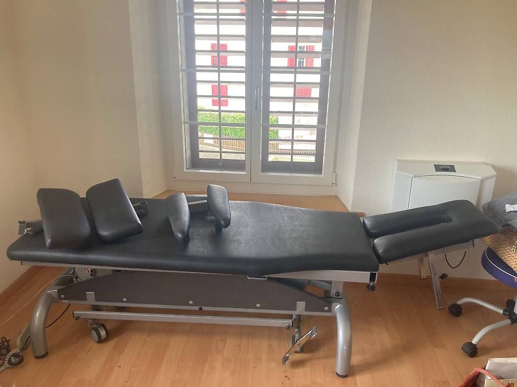 Sedie a sdraio: Elektrische Massageliege – Usato da Lenzburg venduto da Dtigerkralle