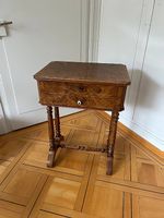 Antiker Beistelltisch aus Holz, furniert